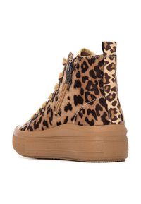 Zapatillas altas de ante en tonos marrón y beige con estampado de leopardo, con una suela de plataforma texturizada y detalle decorativo de cremallera en el lateral.