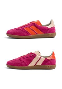 Paire de baskets basses en daim rose, avec des bandes orange et beige contrastantes, semelle en caoutchouc couleur cognac et fermeture à lacets, vues de côté.