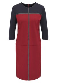 Abito rosso e blu navy con maniche a tre quarti, scollatura rotonda e cerniera frontale. Presenta una cucitura orizzontale con rifinitura accentuata.