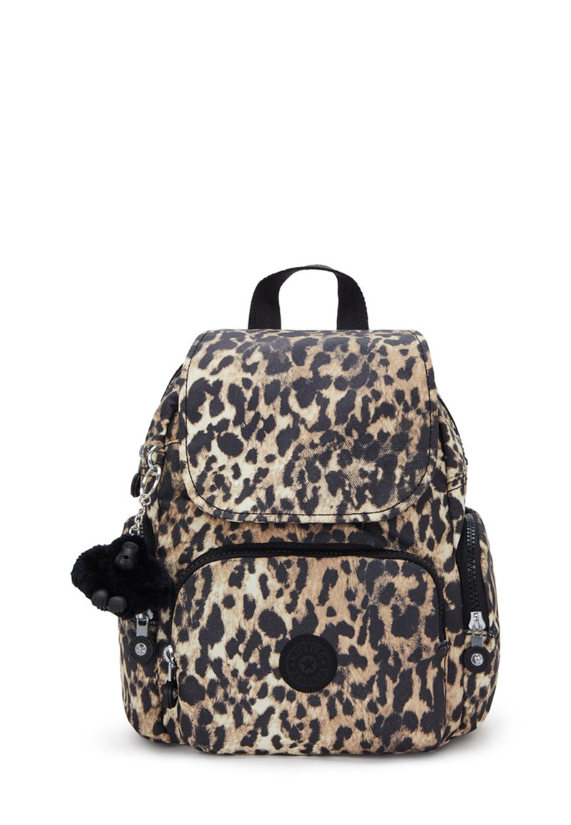 Ryggsäck med leopardmönster och klaffstängning, i tygmaterial, två dragkedjeförsedda framfickor och en svart päls-pom-pom-accessoar.