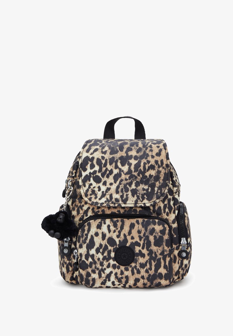 Mochila de estampado de leopardo con cierre de solapa, material de tela, dos bolsillos frontales con cremallera y un accesorio de pompón de piel negra.