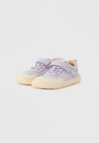 Μωβ πάνινα αθλητικά παπούτσια με κρεμ καουτσούκ σόλες, με λουράκι με βέλκρο και γαλάζιο τόνο. Υφασμάτινα πλαϊνά πάνελ και επενδυμένος γιακάς.