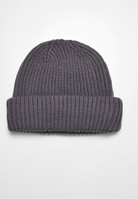 Graue Strickmütze aus geripptem Stoff mit einem umgeschlagenen Rand und einer strukturierten Oberfläche, die eng anliegt und aus weichem Material besteht.