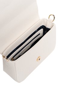 Borsa a tracolla in pelle bianca strutturata con una chiusura circolare dorata, dotata di una tasca interna con zip e di un rivestimento a fantasia blu navy.