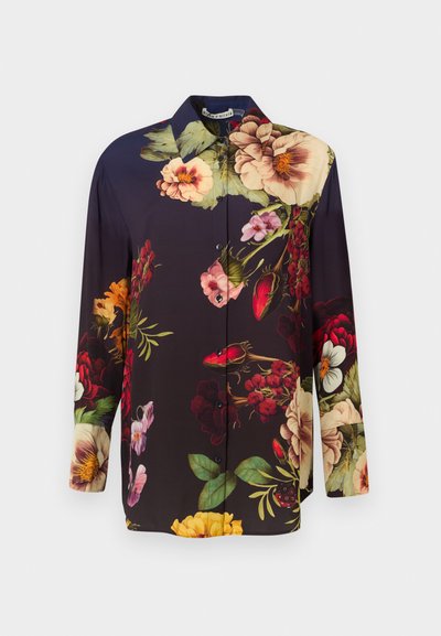 Chemise à manches longues à fleurs, en bleu marine foncé, ornée de grandes fleurs vibrantes dans des teintes de rouge, rose et jaune. Tissu lisse avec fermeture à boutons.