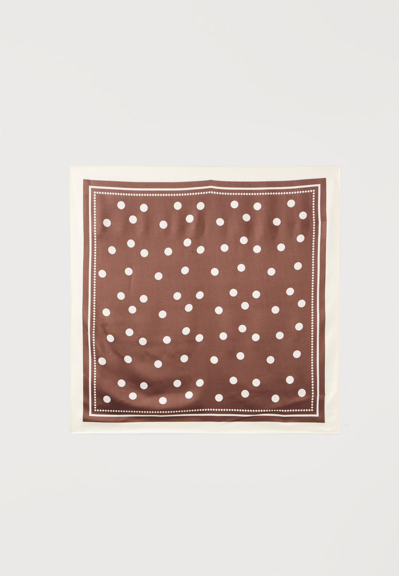 Foulard carré marron à pois blancs avec une bordure blanche, posé à plat sur une surface blanche.
