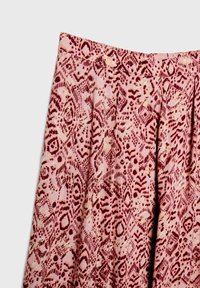 Roze stof met een maroon abstract geometrisch en stippenpatroon, met plooien en een elastische tailleband.