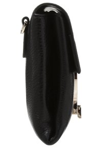 Clutch in pelle nera con texture liscia, forma arrotondata e chiusura metallica. Presenta una leggera lucentezza e un design minimalista.