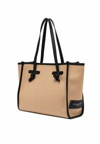 Bruine totebag met zwarte bies en accenten. Heeft twee zwarte handvatten en knoopdetails aan de zijkanten. Gemaakt van duurzaam materiaal.