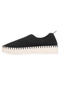 Schwarzer Slipper mit einer perforierten Oberseite, ausgestattet mit einer kontrastierenden weißen, geriffelten Sohle. Texturierte Materialien sorgen für Atmungsaktivität und Flexibilität.