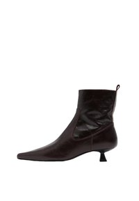 Botín de cuero marrón oscuro con punta afilada, tacón bajo tipo kitten y tirador en la parte trasera, mostrado desde el lado exterior.