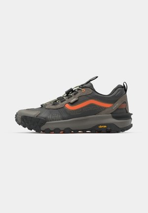 Graue und orange Sportauswahl mit einer strukturierten Oberfläche, GORE-TEX-Material und robustem Vibram-Sohle, ausgestattet mit einem sicheren Schnürsystem.