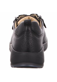 Baskets en cuir noir avec une finition texturée, présentant un design à profil bas, un bout arrondi et une fermeture à double zip à l'arrière.