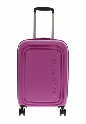 Valise rigide violette avec quatre roues et une poignée allongée noire et argentée, marquée "Mandarina Duck" sur le devant.