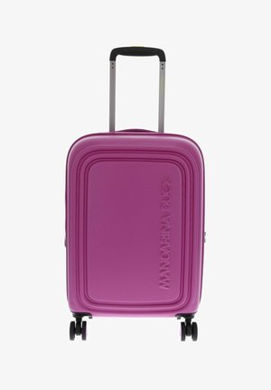 Valise rigide violette avec quatre roues et une poignée allongée noire et argentée, marquée "Mandarina Duck" sur le devant.