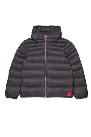 Doudoune noire avec un col montant, fermeture éclair, design matelassé et patch logo rouge sur la manche gauche. Légère et isolante.