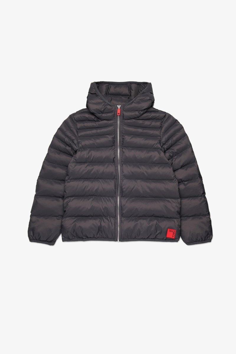 Schwarze Daunenjacke mit hohem Kragen, Reißverschluss, gestepptem Design und rotem Logo-Patch auf dem linken Ärmel. Leicht und isoliert.