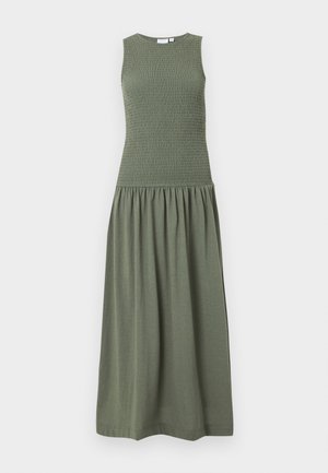 Ærmeløs maxi-kjole i olivengrøn med tekstureret smocket overdelssektion og indsnævret talje, der flyder ud i et langt, løst skørt.