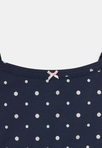 Top navy fără mâneci cu buline albe, având un mic accent sub formă de fundiță roz și dantelă delicată pe guler. Material din bumbac moale.