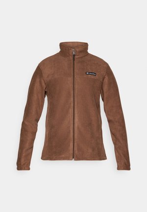 Veste en polaire marron avec un col montant, fermeture éclair sur toute la longueur à l'avant, et logo sur le côté supérieur gauche. Texture douce et design ajusté.