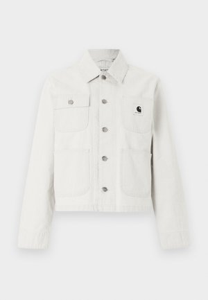 Λευκό σακάκι από κορντόρι με μακριά μανίκια, τέσσερις θήκες μπροστά, μεταλλικά κουμπιά στο κέντρο και ένα μικρό μαύρο λογότυπο στο αριστερό στήθος.