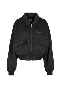 Jachetă neagră scurtă din suede sintetic, cu fermoar frontal, două buzunare mari în față, manșete ribbate și un logo distinctiv pe piept.