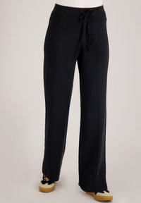 Marineblauwe wijde loungebroek met een tailleband met trekkoord, gemaakt van zachte stof, met voornaaddetails en zijslits.