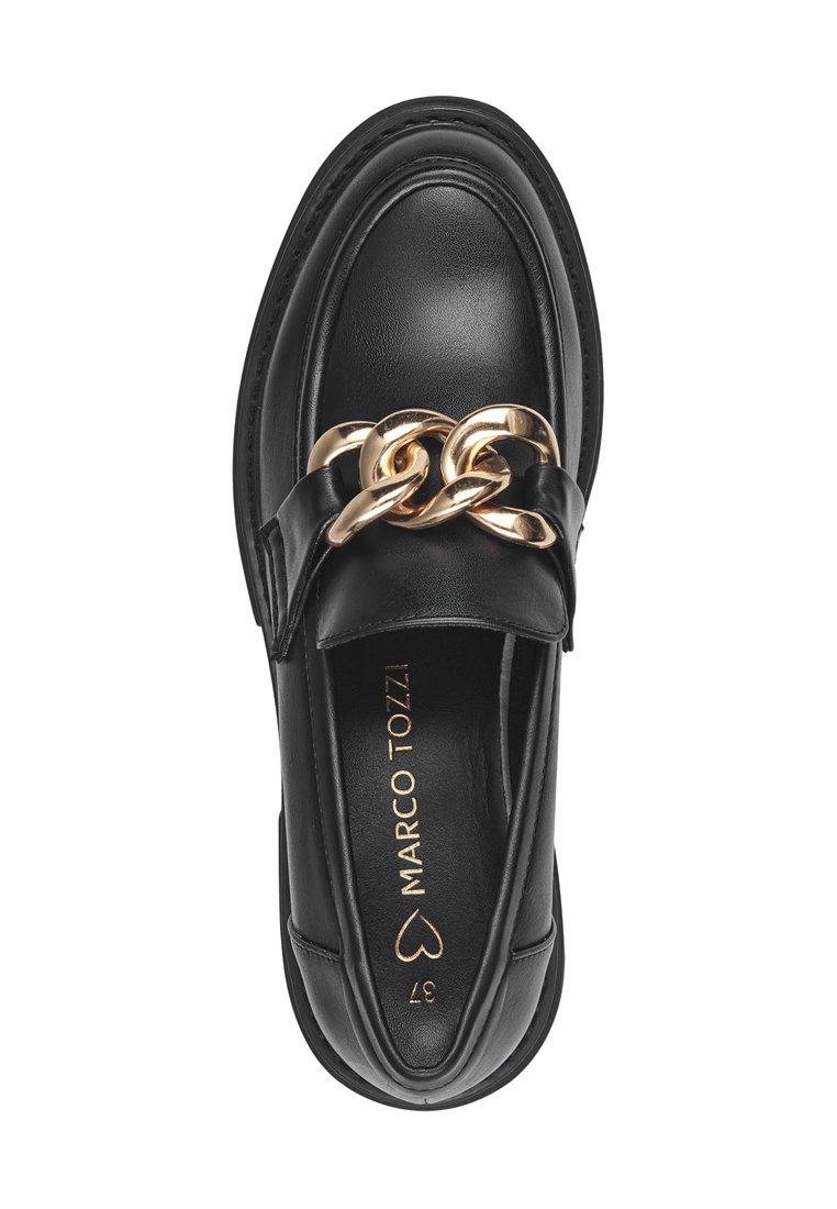 Mocassino in pelle nera con suola piatta, caratterizzato da un accento in catena dorata sulla tomaia, branding impresso all'interno e una texture liscia.