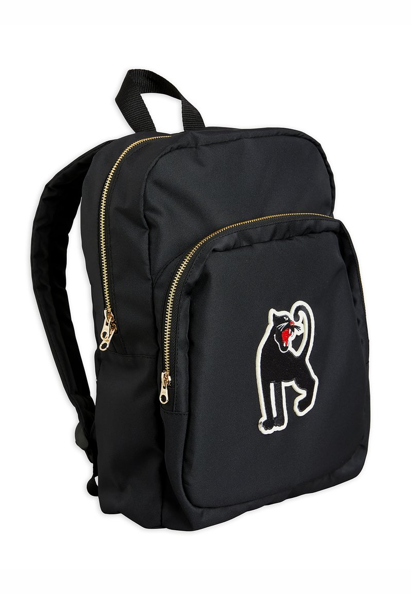 Mochila de nylon preta com zíperes dourados, com um gato preto bordado no bolso frontal. Alças ajustáveis para os ombros.