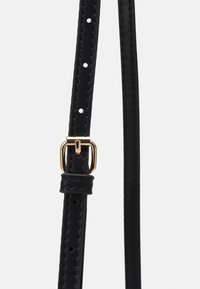 Cinturino in pelle nera con fibbia in metallo dorato, caratterizzato da fori equidistanti per la regolazione e dettagli di cucitura liscia lungo i bordi.