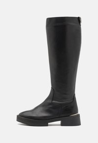 Bota de cuero negro hasta la rodilla con textura suave, punta redondeada, tacón cuadrado y un sutil acento metálico en la parte trasera superior.