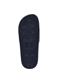 Suela de sandalia de goma en color navy con una superficie texturizada, patrones de agarre circulares y una etiqueta de tamaño. Forma plana con bordes redondeados.