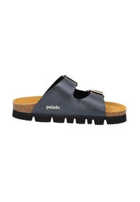 Zwarte leren sandaal met twee banden en zilveren gespen. Kurken voetbed en een rubberen zool met groeven. Merkwaarde "palado" zichtbaar.