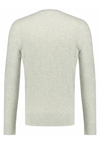 Světle šedý žebrovaný svetr s dlouhými rukávy a kulatým výstřihem. Měkká textura s úzkými lemy a manžetami.