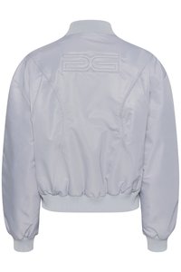 Giacca bomber grigio chiaro con colletto e polsini a costine, con un logo ricamato sulla schiena. Materiale nylon liscio e lucido, design accorciato.