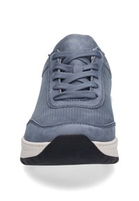 Modré kožené tenisky s perforovanými detaily, texturovaným svrškem a kulatými tkaničkami. Gumová podrážka a kontrastní bílé akcenty. Pohled zepředu.