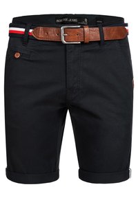 Shorts décontractés noirs avec poignets retroussés, ceinture en cuir marron et détail de ceinture en tissu rayé à la taille.