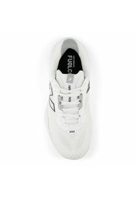 Zapatilla deportiva blanca con parte superior de malla texturizada, acentos negros y una suela acolchada. Presenta cordones, logotipo y el número 996 en el lateral.