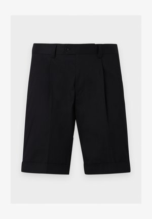 Μαύρα σορτς μέχρι το γόνατο, ραμμένα στα μέτρα, με κουμπωτή μέση, θηλιές για ζώνη και ρεβέρ σε απλό ανοιχτό φόντο.