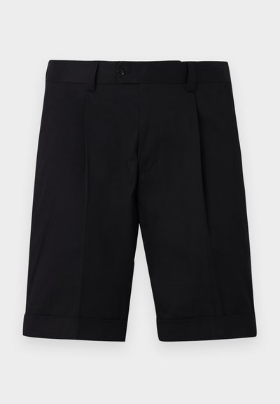 Μαύρα σορτς μέχρι το γόνατο, ραμμένα στα μέτρα, με κουμπωτή μέση, θηλιές για ζώνη και ρεβέρ σε απλό ανοιχτό φόντο.