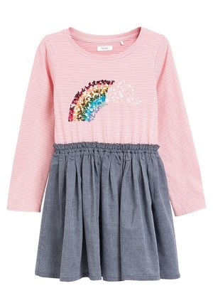 Langærmet kjole med en lyserød stribet top og grå denimnederdel. Har en regnbue-design i pailletter på brystet og en samlet talje.