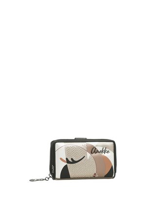 Portafoglio compatto con zip a giro, con design astratto del volto in tonalità beige, nero e marrone, arricchito da piccoli borchie metalliche e logo del marchio.