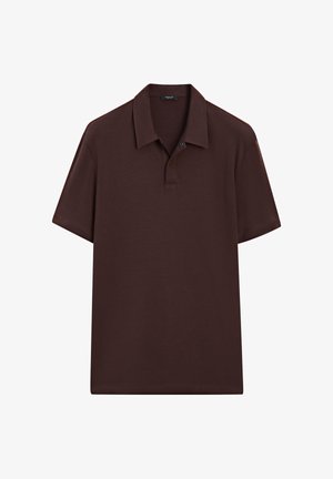 Polo shirt marron en tissu tricoté, avec un col classique, des manches courtes et deux boutons au cou pour la fermeture.