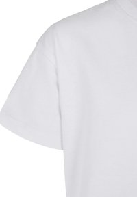 T-shirt en coton blanc avec un col rond et des manches courtes. Texture douce avec une finition lisse, sans motifs ni graphiques visibles.