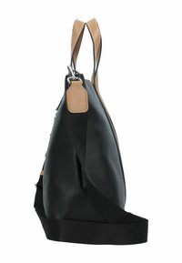 Borsa in pelle nera a forma triangolare, con accenti color cuoio, una tracolla removibile e accessori in argento. Finitura texturizzata e dettagli delle cuciture.