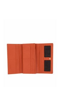 Portefeuille en cuir orange avec plusieurs emplacements pour cartes, texture complexe, deux fenêtres ID transparentes et fermeture à bouton-pression. Le design intérieur est minimaliste.