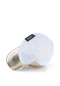Weißer Hut mit einem glänzenden goldenen Schirm. Netzrücken für Belüftung. Verfügt über ein schwarzes "Von Dutch"-Label innen. Flacher Schirm mit abgerundetem Design.