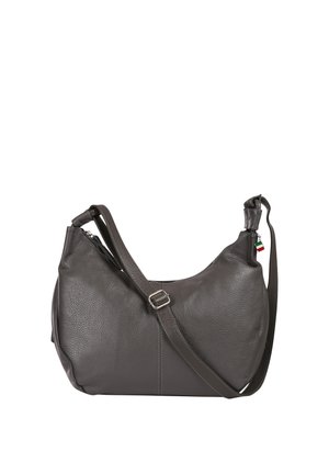 Donkergrijze leren schoudertas met verstelbare riem en klein etiketje met Italiaanse vlag vlak bij de rits op een effen witte achtergrond.