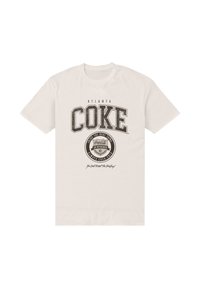 Hvid bomulds t-shirt med teksten "ATLANTA COKE" og Coca-Cola-logoet i sort tekst, med et rundt mærke og slogan nedenfor. Klassisk pasform.