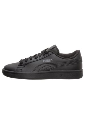 Czarny niski sneaker Puma z sznurowanym przodem, wyściełanym kołnierzem i subtelnym logo Puma na boku i podeszwie, pokazany od zewnętrznej strony.